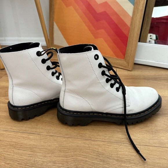 DR. MARTEN BOOTS IN WHITE - Picture 2 of 5